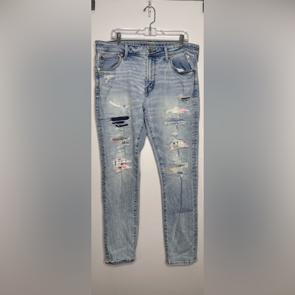 American Eagle men’s Distressed Light Blue Jeans. Size 36x32